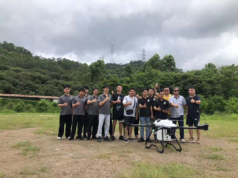 Vietnamese customer inspected Mingfei Plant Protection Drone Factory, tested new drones, and successfully achieved cooperation